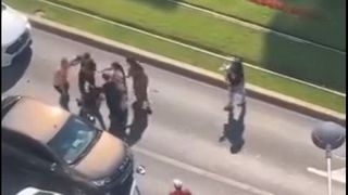 VIDEO | Imagini șocante au ieșit la iveală după o bătaie în trafic în Capitală. Doi șoferi au coborât înarmați din mașini, hotărâți să își facă singuri dreptate 