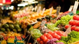 Scumpiri &icirc;n masă. Alimentele de bază au prețuri cu cel puţin 25% mai mari