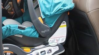 Un copil de 2 ani a rămas blocat în mașină: Pompierii au intervenit și au reușit să-l salveze