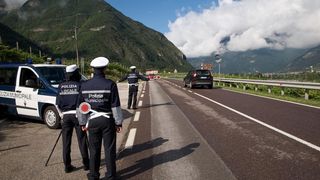 Românul ce a spart zeci de locuințe a fost prins în Italia, în urma unui control de rutină în trafic