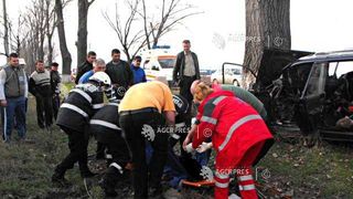 Un tânăr din Vaslui se află în stare gravă după ce a intrat cu mașina într-un pom