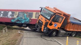 Accident grav pe calea ferată din Timiș: Două persoane au ajuns la spital