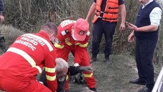 Un bărbat a rămas blocat &icirc;n nămolul de pe malul Oltului