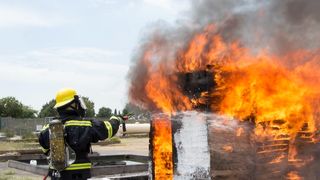 Un camion plin de mobilă a luat foc în mijlocul autostrăzii