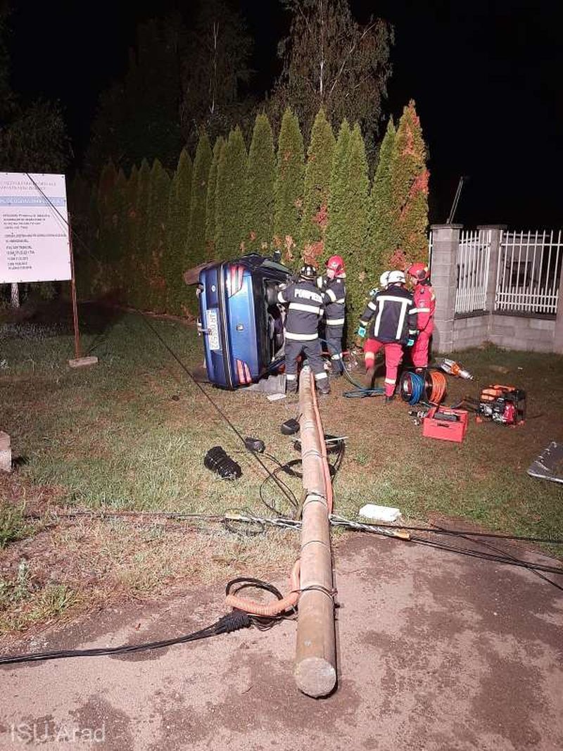 FOTO|Un bărbat a murit după ce a intrat cu mașina într-un stâlp de beton