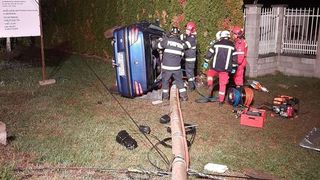 FOTO|Un bărbat a murit după ce a intrat cu mașina &icirc;ntr-un st&acirc;lp de beton