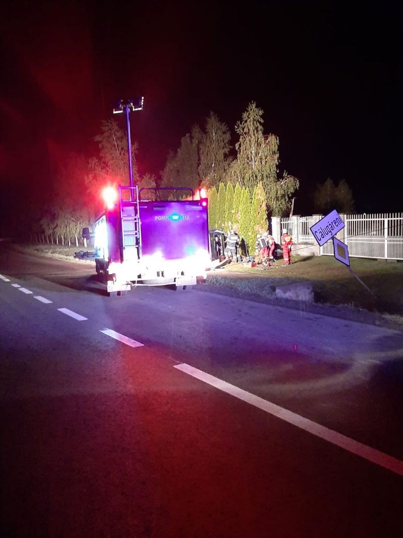 FOTO|Un bărbat a murit după ce a intrat cu mașina într-un stâlp de beton