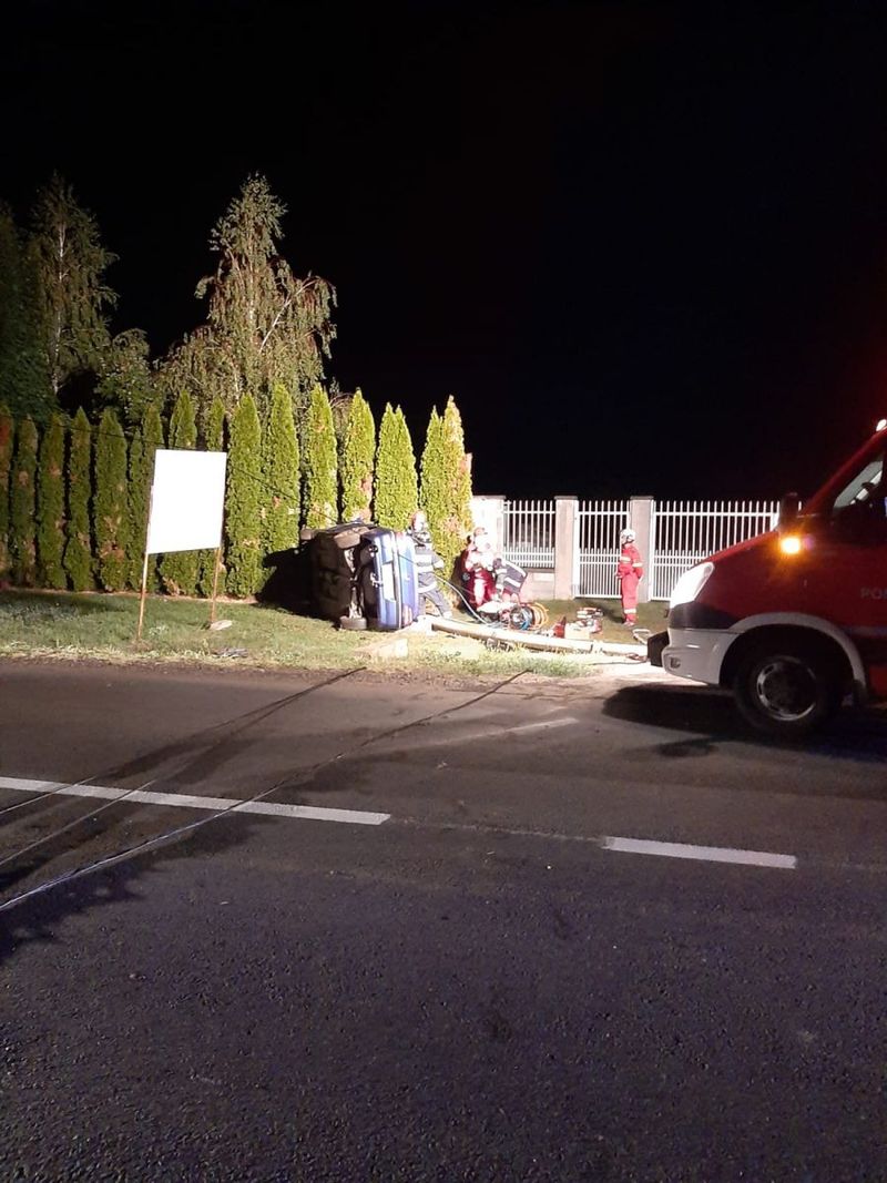 FOTO|Un bărbat a murit după ce a intrat cu mașina într-un stâlp de beton