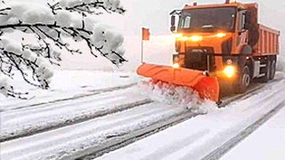 VIDEO | Zăpadă de 10 centimetri &icirc;n Rom&acirc;nia. Utilajele de deszăpezire au intervenit imediat