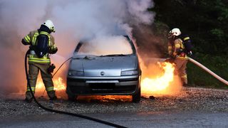 VIDEO | Un bărbat din Satu Mare a supravițuit miraculos după ce mașina i-a explodat &icirc;n timp ce &icirc;ncerca să o pornească