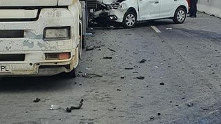 Accident cumplit pe DN5. Un autoturism s-a izbit de TIR