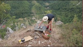 Un bucătar oltean, stabilit în Austria, s-a gândit să promoveze țara noastră prin preparate culinare, gătite în natură, pe meleagurile natale