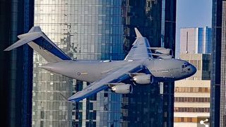 Un avion a zburat printre zgârie-nori, oamenii au crezut că are loc un atac terorist