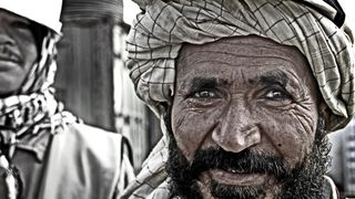 Altă decizie revoltătoare a talibanilor. Au interzis frizeriilor să scurteze bărbile bărbaților