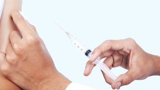 Imunizarea cu a treia doză începe marți la Romexpo