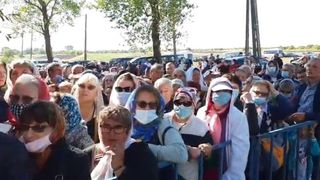 &Icirc;mbulzeală la moaște! Mii de oameni s-au adunat la o mănăstire din Teleorman, deși județul se află &icirc;n scenariul roșu