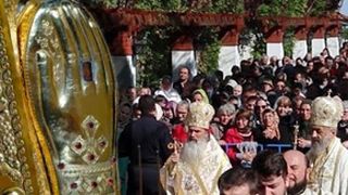 VIDEO | &Icirc;mbulzeală la moaște! Mii de oameni s-au adunat la o mănăstire din Teleorman, deși județul se află &icirc;n scenariul roșu