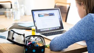 Mai multe școli și grădinițe din București își vor desfășura activitatea în sistem online. Vezi lista completă