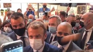 Un tânăr a fost arestat după ce a aruncat cu un ou în Președintele Franței, Emmanuel Macron