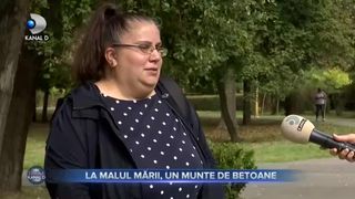 La malul mării, un munte de betoane