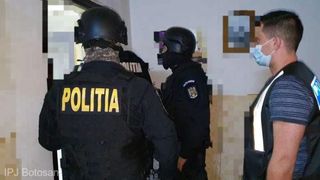 Bătr&acirc;nă acuzată de contrabandă cu țigări. Polițiștii au făcut cercetări la locuința femeii &icirc;n v&acirc;rstă de 73 de ani