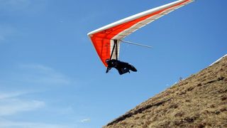 VIDEO| Un tânăr de 18 ani a murit după ce a căzut cu parapanta pe firele de curent