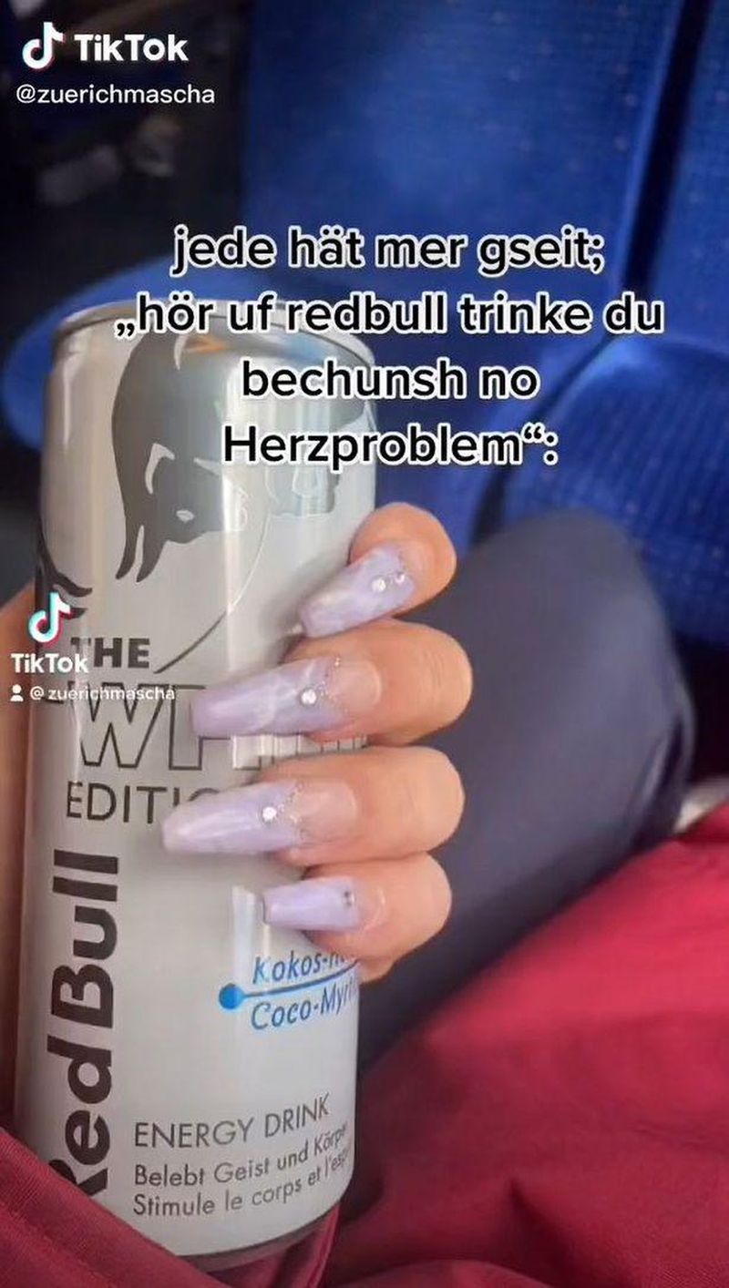 O adolescentă din Elveția a ajuns la spital după ce a băut 12 doze de energizant într-o zi, la școală