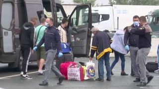 VIDEO | Mii de români din diaspora se întorc în țară, concediați sau după ce își dau singuri demisiile pentru că nu vor să se vaccineze 