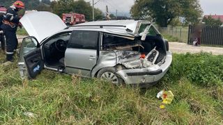 FOTO| Accident grav &icirc;n Suceava: Un autoturism a fost lovit de tren