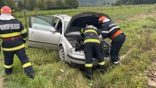 FOTO| Accident grav &icirc;n Suceava: Un autoturism a fost lovit de tren
