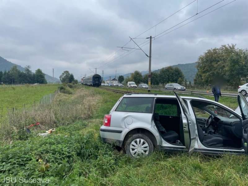 FOTO| Accident grav în Suceava: Un autoturism a fost lovit de tren