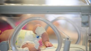 Bebeluș infectat cu coronavirus, mort la scurt timp după transferul de la Suceava la Iași