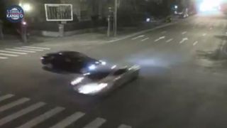 Momentul în care un bolid Bentley se izbește puternic de un BMW într-o intersecție din Timișoara