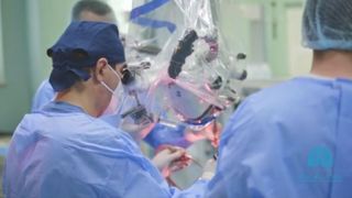 VIDEO | O femeie de 63 de ani a fost operată cu succes de o tumoră pe creier. Boala a fost descoperită de un stomatolog