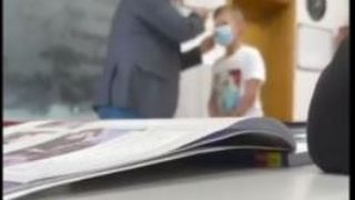 Imagini revoltătoare: un profesor este filmat &icirc;n timp ce ia la palme un elev &icirc;n fața clasei