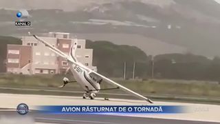 Avion răsturnat de o tornadă
