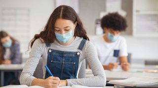 Sute de elevi din 16 școli și grădinițe din Capitală trec în online de luni. LISTA completă