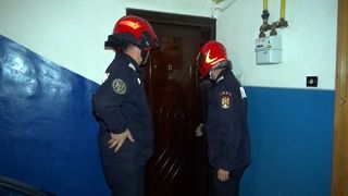 O bunică a fost salvată de pompieri după ce a rămas &icirc;nchisă &icirc;n balcon: Nepoțica de 2 ani blocase ușa