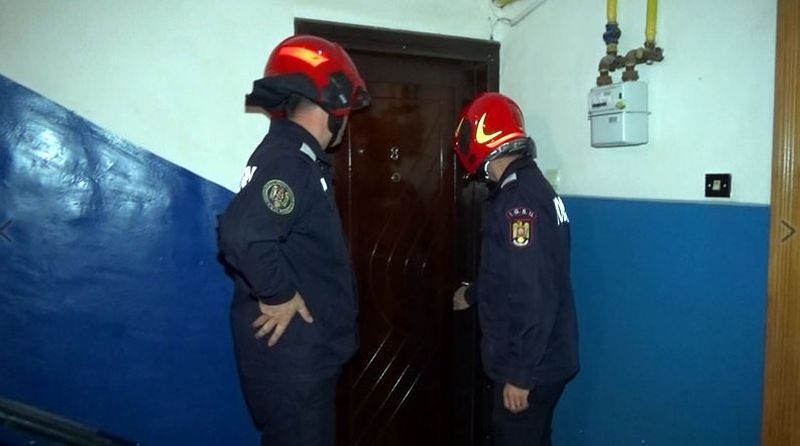 O bunică a fost salvată de pompieri după ce a rămas închisă în balcon: Nepoțica de 2 ani blocase ușa