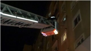 O bunică a fost salvată de pompieri după ce a rămas &icirc;nchisă &icirc;n balcon: Nepoțica de 2 ani blocase ușa