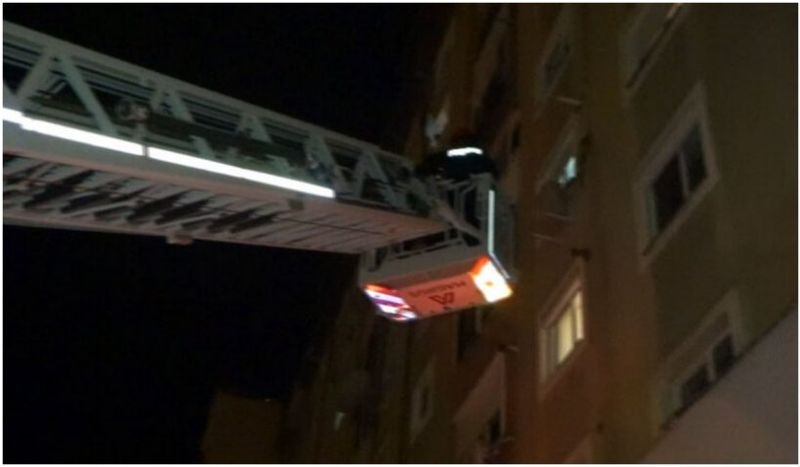 O bunică a fost salvată de pompieri după ce a rămas închisă în balcon: Nepoțica de 2 ani blocase ușa