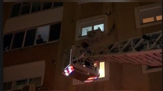 O bunică a fost salvată de pompieri după ce a rămas închisă în balcon: Nepoțica de 2 ani blocase ușa