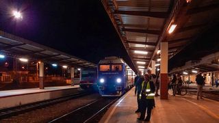 Mersul trenurilor deraiat de o avarie la alimentarea cu energie: Întârzierile înregistrate sunt între 100 şi 300 de minute