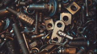 Incredibil ce au descoperit medicii din Lituania! Un bărbat avea &icirc;n stomac un kilogram de cuie, şuruburi, piuliţe şi cuţite