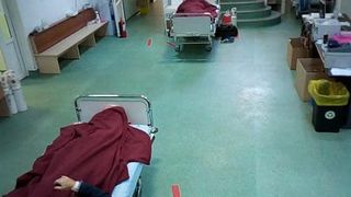 Imagini dramatice! Pacienții bolnavi de COVID stau pe holurile spitalului Marius Nasta, pentru că nu mai sunt locuri la ATI