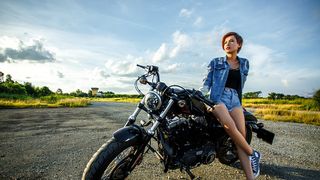 Motociclistă - în stare gravă după ce șoferul din față a frânat brusc. A vrut să evite un câine