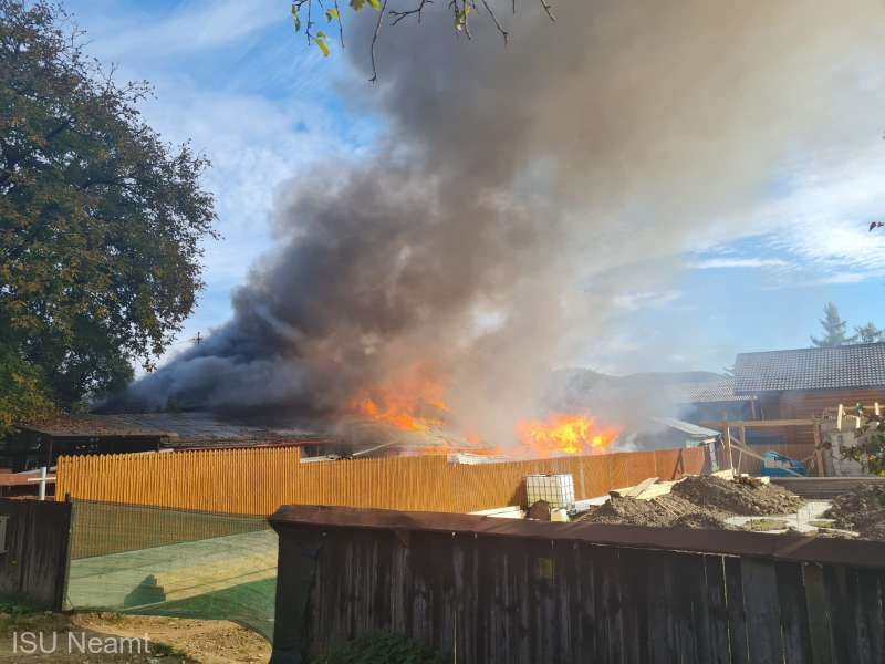 Un bătrânde 88 de ani a fost salvat după ce i-a luat foc casa