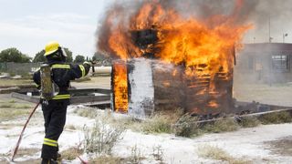 Un bătrân de 88 de ani a fost salvat după ce i-a luat foc casa