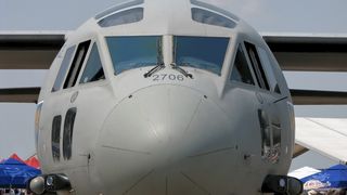 Șase pacienți bolnavi de COVID-19 în stare gravă, transferați de la București la Târgu Mureș cu o aeronavă militară