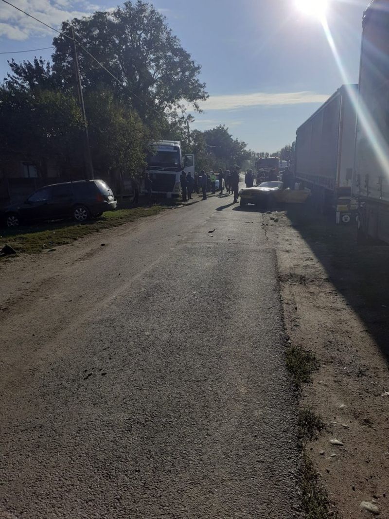 FOTO| Incredibil! O mașină s-a rupt în două după ce s-a izbit de un stâlp: Șoferul a scăpat ca prin minune